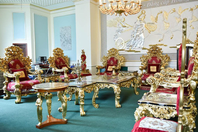 Xuất hiện trong một cuộc triển lãm mỹ nghệ năm 2018, bộ bàn ghế dát vàng mang phong cách Châu Âu nhanh chóng thu hút sự chú ý đặc biệt của người xem bởi sự sang trọng và đẳng cấp. Ảnh: Dân trí