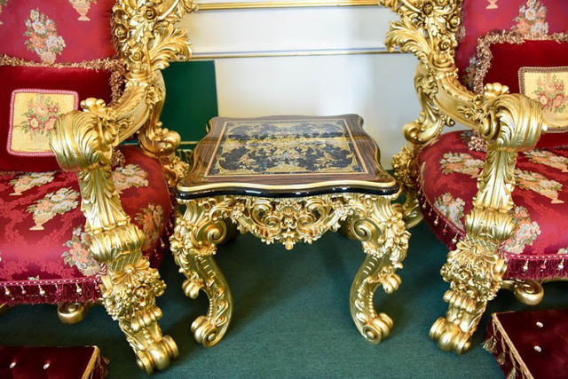 Bộ bàn ghế làm bằng gỗ gõ đỏ, được thực hiện hoàn toàn thủ công trong 7 tháng với gần 30 thợ và nghệ nhân. Ảnh: Dân trí