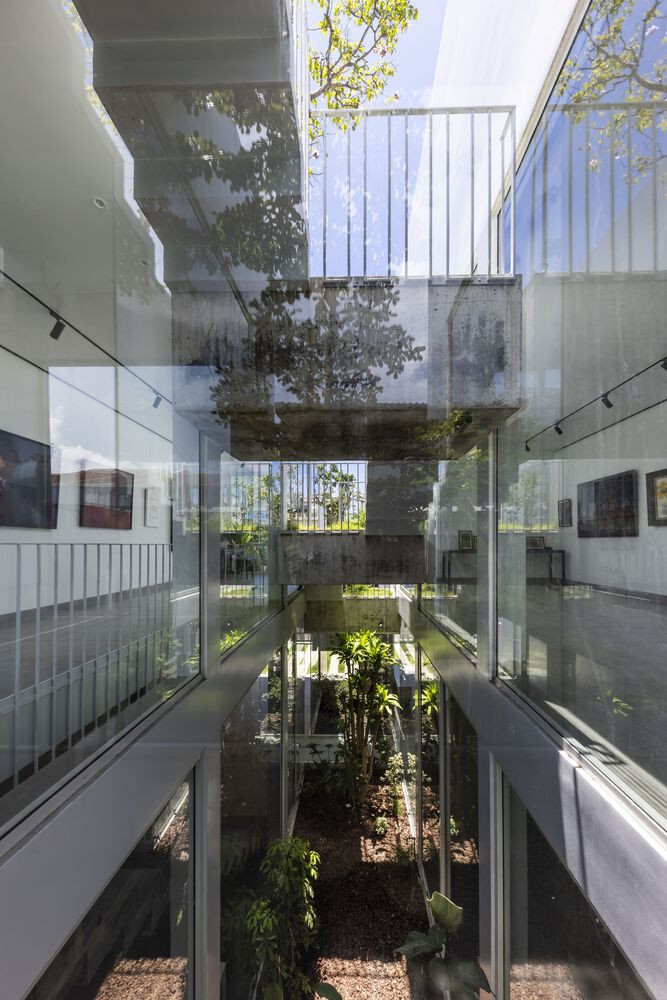 Sự hòa trộn mới mẻ này trở thành trung tâm của căn nhà vì mỗi không gian trong nhà sẽ hướng về phía đó.