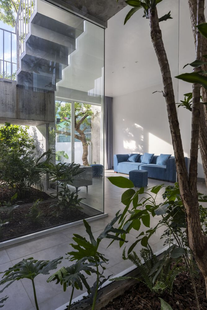 Vì gia chủ là họa sĩ, muốn kết hợp phòng làm việc và phòng trưng bày ở nhà, các khu vực chức năng của ngôi nhà được xem xét cẩn thận để đảm bảo không gian riêng tư thoải mái và không gian chung cho mọi người.