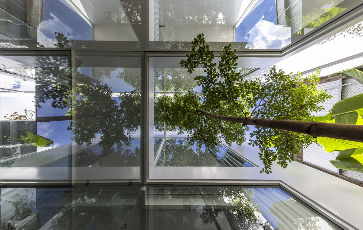 Nhà chỉ được làm bằng những vật liệu cơ bản như bê tông và kính để tạo không gian cho nghệ thuật và thiên nhiên được bộc lộ trọn vẹn.