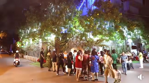 Đông đảo khán giả đổ xô đến biệt thự của Đàm Vĩnh Hưng để check-in.