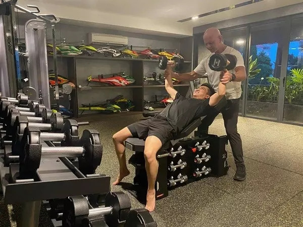 Căn nhà có diện tích rộng rãi, thoáng đãng với nhiều tiện ích xịn mịn như gara ô tô bên trong, phòng gym, phòng giải trí,... phục vụ nhu cầu của gia chủ.