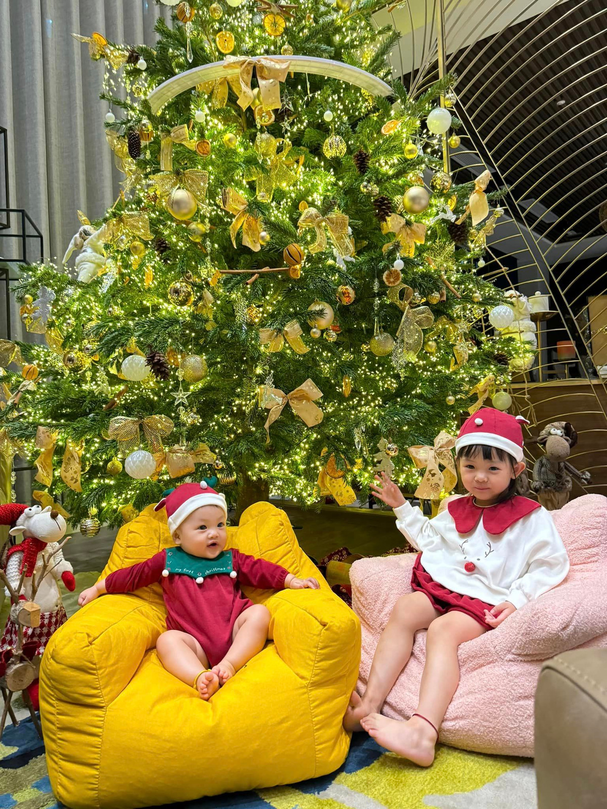 Người đẹp sử dụng nhiều phụ kiện nhỏ như quả châu, ruy băng, mô hình đồ chơi,... có màu vàng để tô thêm vẻ sang trọng và lung linh.