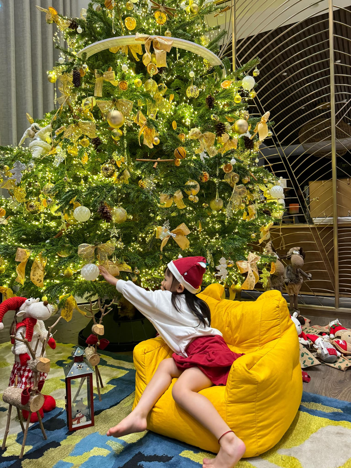 .Giáng sinh năm nay, vợ chồng Cường Đô La - Đàm Thu Trang không chọn trang hoàng toàn bộ nhà cửa hay phía trước nhà mà chỉ tập trung vào việc bố trí cây thông trong không gian phòng khách.