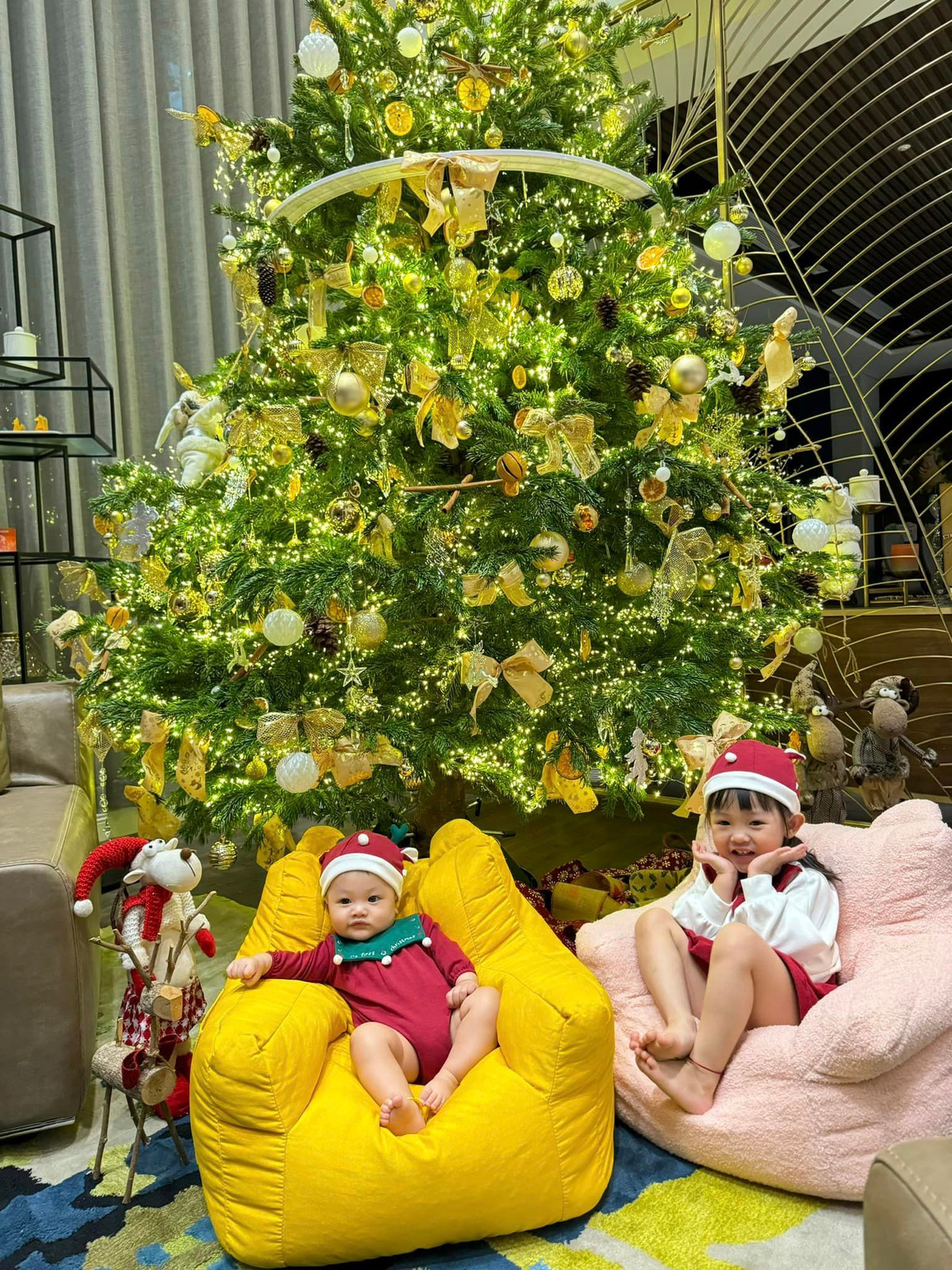 Từ những hình ảnh mà Đàm Thu Trang chia sẻ, có thể cây thông Noel rất cao, ít nhất 2 mét.