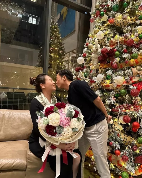 Năm nào Cường Đô La và Đàm Thu Trang cũng trang trí cây thông lộng lẫy. Nguồn ảnh: FBNV
