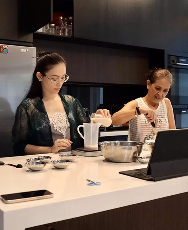 Căn bếp rộng rãi là nơi Linh Rin từng trổ tài nấu nướng. Nguồn ảnh: Facebook, Instagram NV