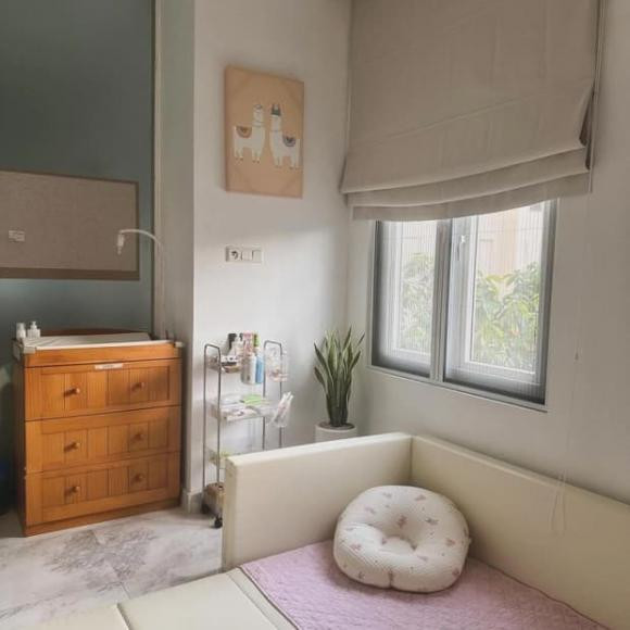 Khác với nhiều bà mẹ bỉm sữa khi chăm con luôn có nhiều đồ đạc thì căn phòng của ái nữ được Linh Rin vô cùng gọn gàng, ngăn nắp.