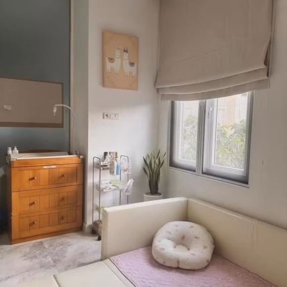 Khác với nhiều bà mẹ bỉm sữa khi chăm con luôn có nhiều đồ đạc thì căn phòng của ái nữ được Linh Rin vô cùng gọn gàng, ngăn nắp.