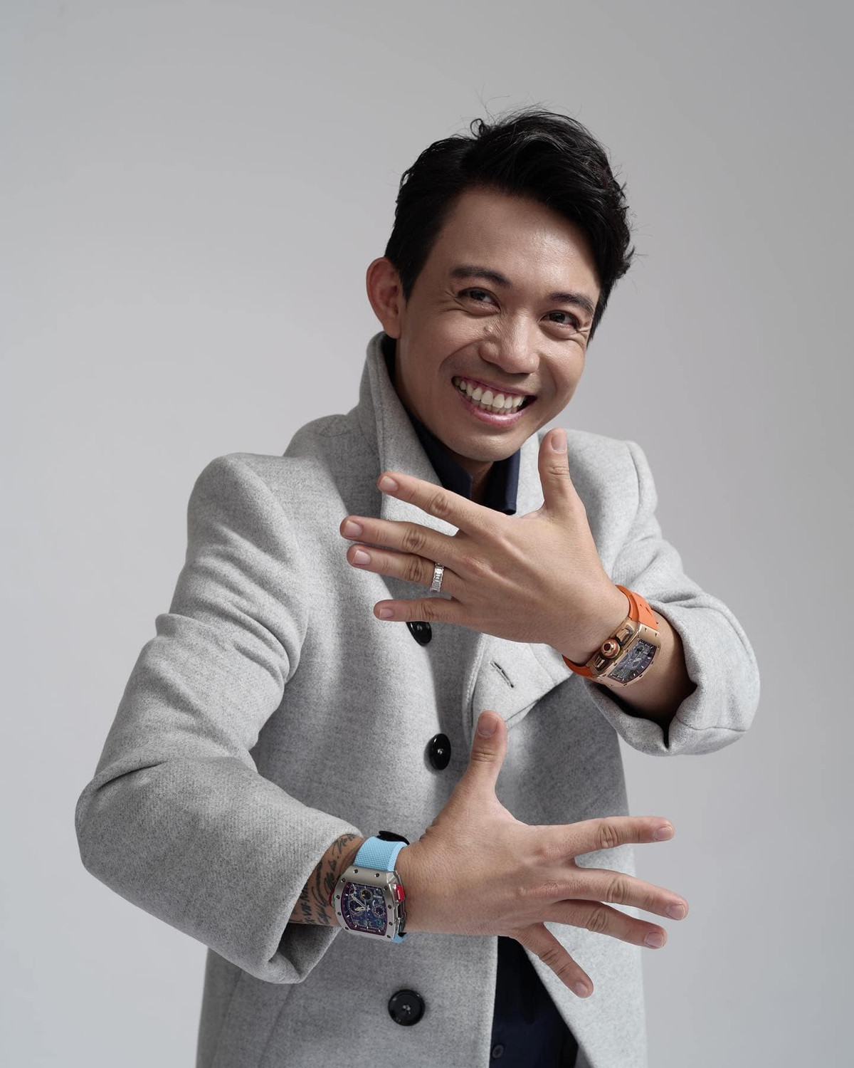 Doanh nhân Minh Nhựa (tên thật Phạm Trần Nhật Minh) nổi tiếng với những món đồ xỉ và sở hữu hàng loạt siêu xe trị giá hàng triệu USD. Ảnh: FBNV