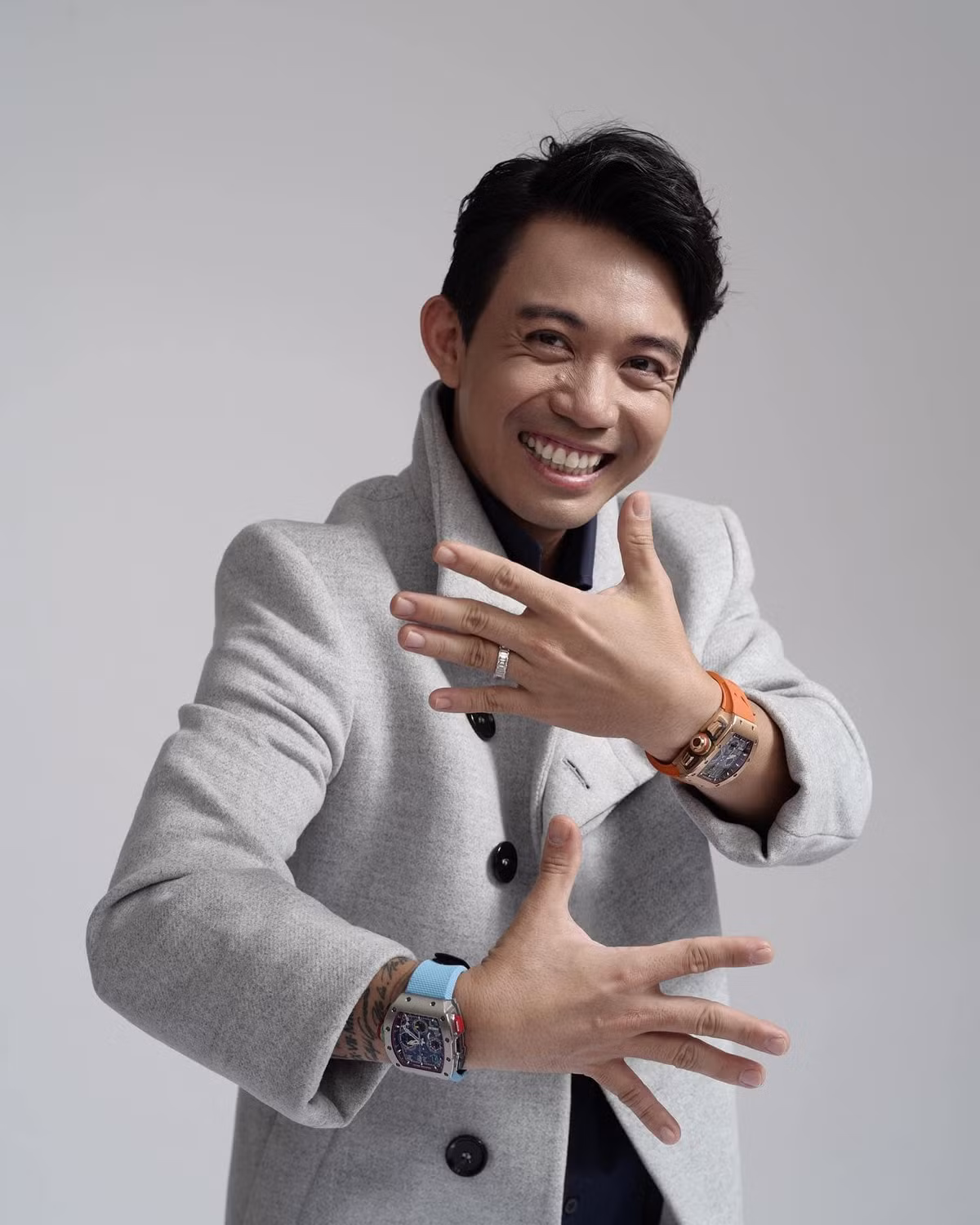 Doanh nhân Minh Nhựa (tên thật Phạm Trần Nhật Minh) nổi tiếng với những món đồ xỉ và sở hữu hàng loạt siêu xe trị giá hàng triệu USD. Ảnh: FBNV