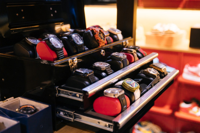 Tại đây còn có bộ sưu tập đồng hồ đắt đỏ của Minh Nhựa. Ảnh: House n Home.
