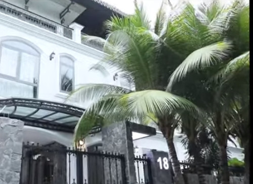 Căn biệt thự mang phong cách kiến trúc Đông Dương (Indochine). Bên ngoài trồng rất nhiều cây xanh. Ảnh: House n Home