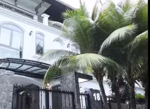 Căn biệt thự mang phong cách kiến trúc Đông Dương (Indochine). Bên ngoài trồng rất nhiều cây xanh. Ảnh: House n Home