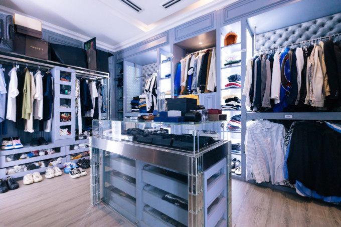 Phòng để quần áo của doanh nhân Minh Nhựa không quá rộng nhưng mọi thứ đều được sắp xếp ngăn nắp. Ảnh: House n Home