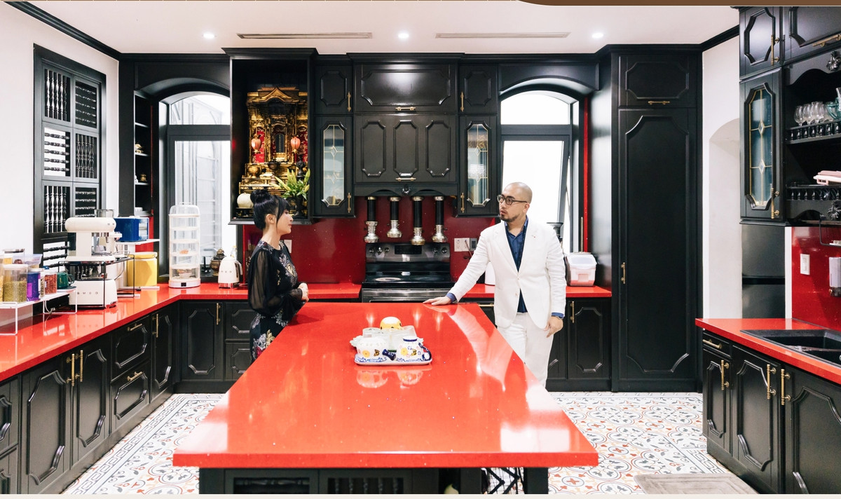 Khu bếp trong biệt thự của Minh Nhựa nổi bật với tone màu đỏ. Ảnh: House n Home