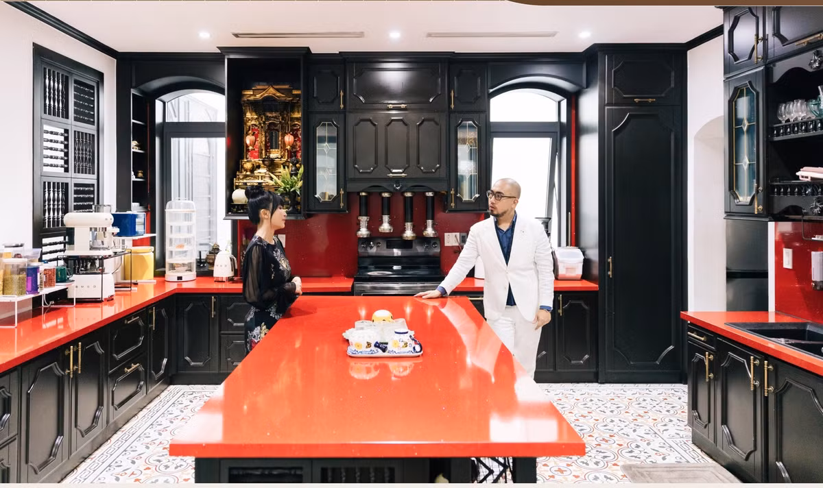 Khu bếp trong biệt thự của Minh Nhựa nổi bật với tone màu đỏ. Ảnh: House n Home