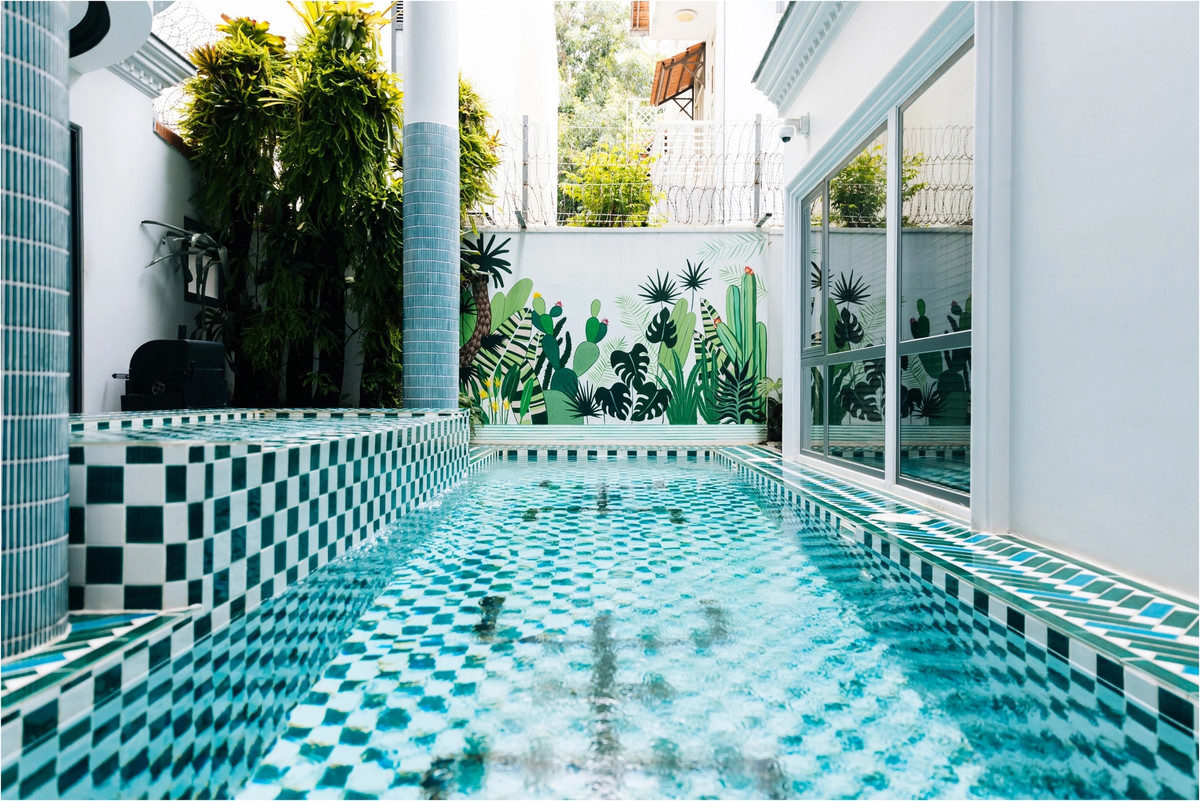 Biệt thự do 2 căn gộp lại. Không gian giữa 2 nhà là khu vực hồ bơi lấy cảm hứng từ một hồ bơi ở Bali. Ảnh: FBNV