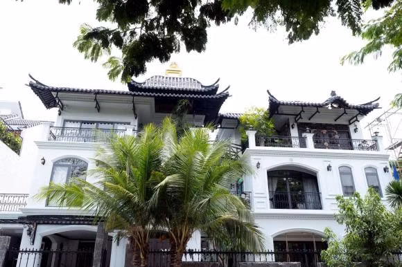 Biệt thự của đại gia Minh Nhựa có diện tích khoảng 400 - 500 m2, nổi bật với gam màu trắng chủ đạo. Ảnh: FBNV