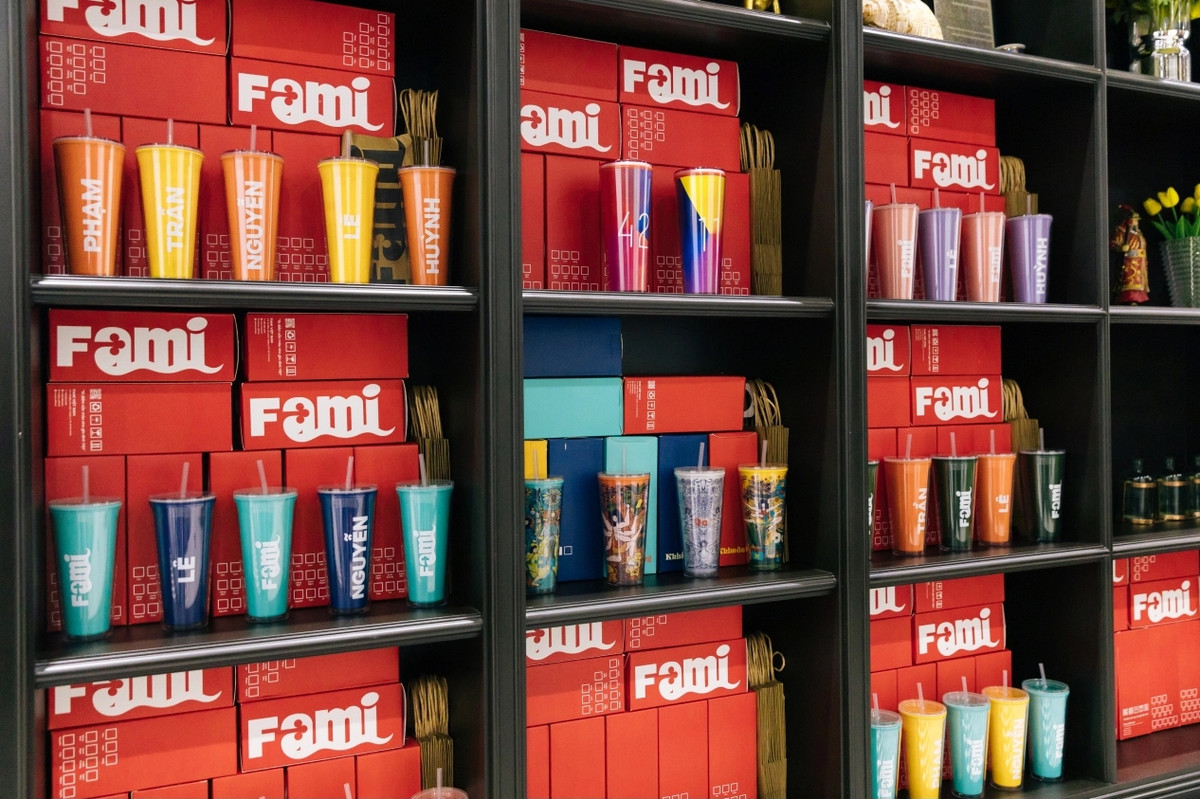 Chưa hết, Minh Nhựa còn có một góc tách biệt khác để trưng bày những chiếc ly nhựa có đánh số và tên khác nhau. Ảnh: House n Home.