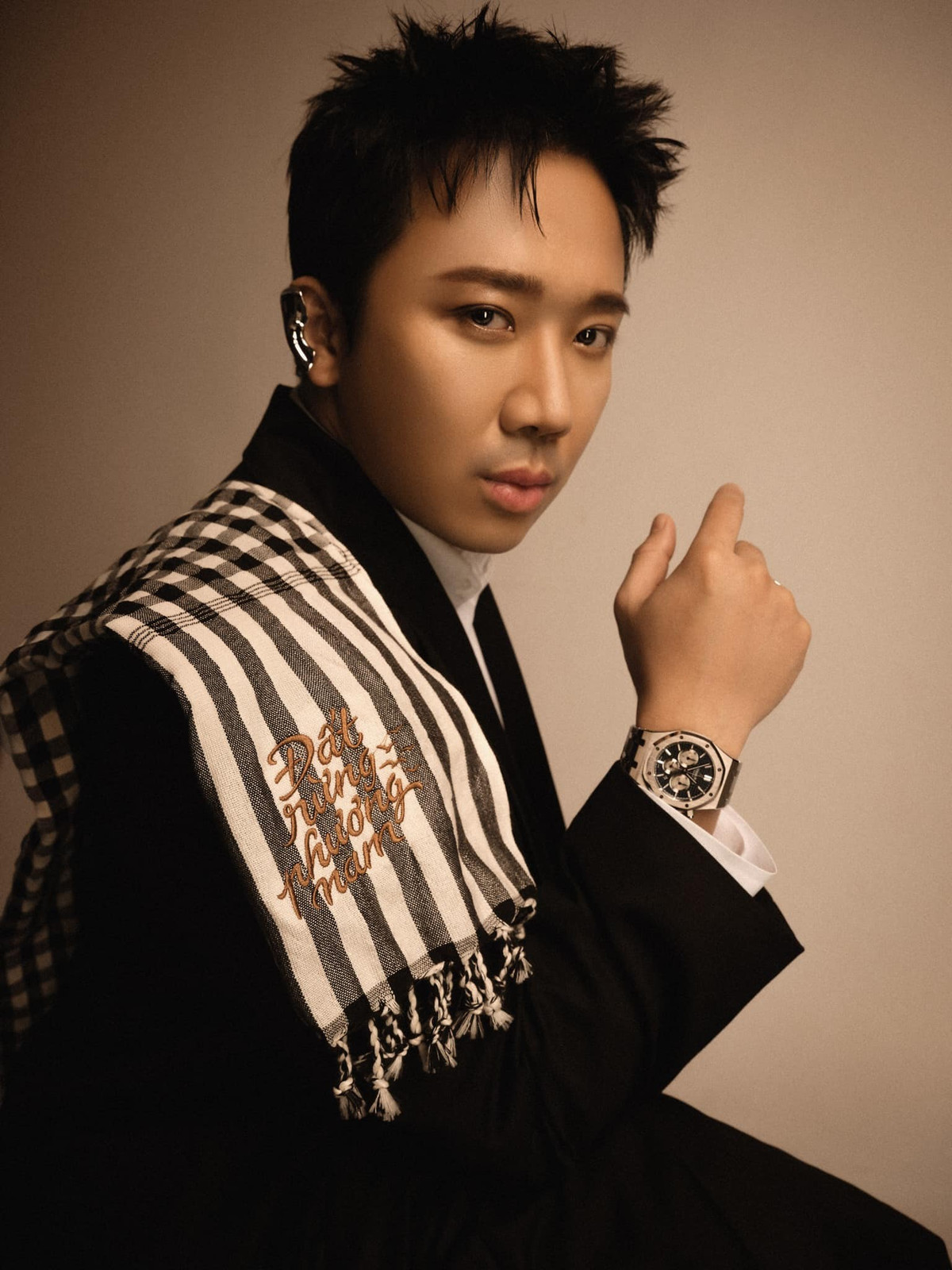 Trấn Thành từng chia sẻ: “Mức thu nhập mà tôi có được đủ để lo cho ba mẹ và gia đình. Tôi cũng đã mua nhà và xe hơi tiền tỷ cho ba mẹ”. Ảnh: FBNV