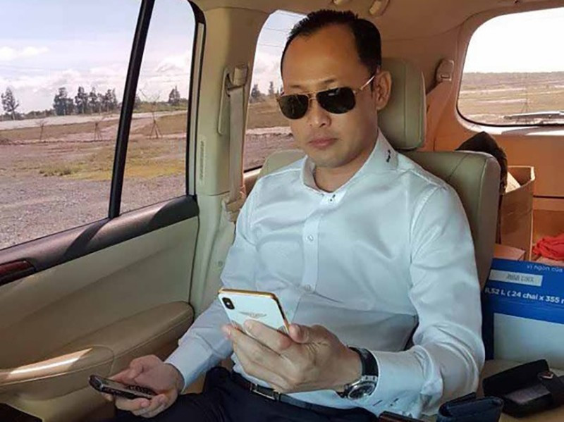 Nổi tiếng về độ chịu chơi, Tô Công Lý thường đi xe sang biển số đẹp, ăn mặc toàn hàng hiệu đắt tiền. Ảnh: Facebook