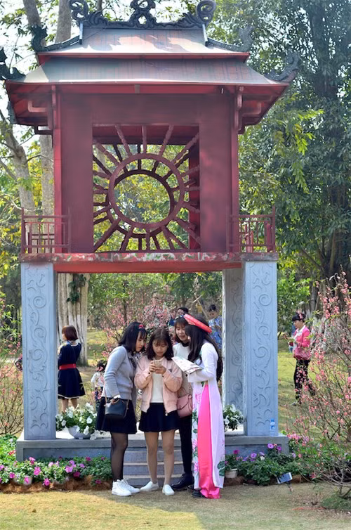 Khuê Văn Các, chùa Thiên Mụ, chợ Bến Thành - mô hình kiến trúc đặc trưng đại diện ba miền đang được tái hiện tại Con đường di sản trong "Lễ hội hoa Xuân 2017".