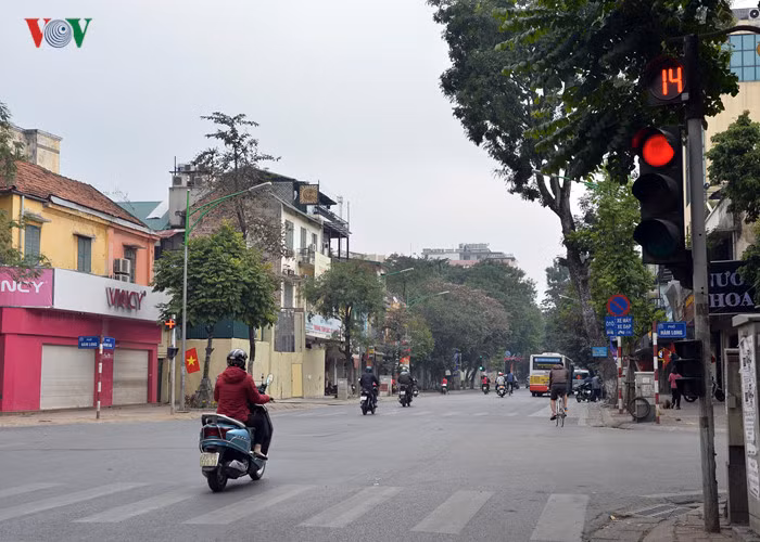 Theo quy định, phạt tiền từ 200.000 đồng đến 400.000 đồng đối với người điều khiển xe mô tô, xe gắn máy (kể cả xe máy điện), các loại xe tương tự xe môtô và các loại xe tương tự xe gắn máy thực hiện hành vi vượt đèn đỏ.