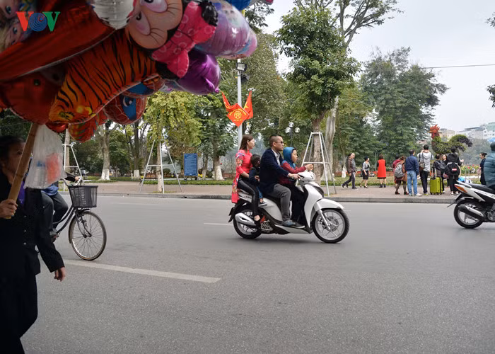 Theo quy định, phạt tiền từ 100.000 đến 200.000 đồng với các trường hợp không đội mũ bảo hiểm.