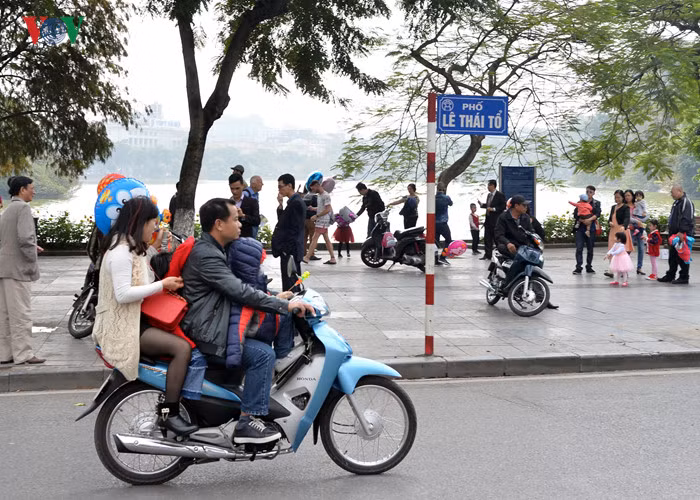 Đây cũng là thời điểm ít lực lượng CSGT túc trực tại các chốt. Người dân đã lợi dụng điều này để lưu thông trên đường phố mà "quên" mũ bảo hiểm.