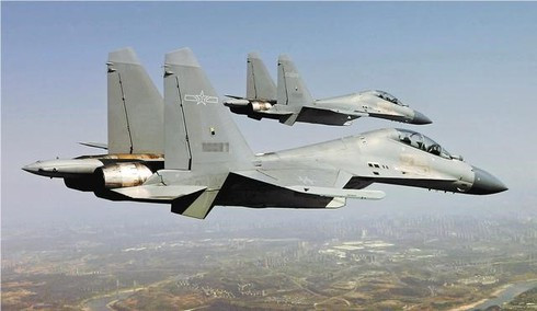 Bên cạnh tiêm kích Su-35 và S-400, Quân đội Trung quốc còn trong trang bị số lượng lớn tiêm kích nội địa như J-10, J-11, J-16 và các tổ hợp tên lửa đất đối không tầm xa HQ-9B lợi hại không kém.