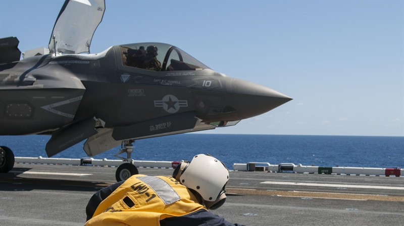 Tổng thống Trump cho rằng F-35 là dòng máy bay chiến đấu "tuyệt vời", nhưng hiện quy trình chế tạo máy bay này không được thực hiện toàn bộ tại Mỹ, mà nhiều linh kiện được sản xuất tại các quốc gia khác nhau.