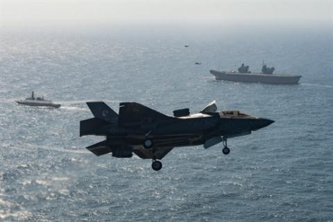 Australia đã đồng ý mua 72 chiếc máy bay F-35 trong khuôn khổ chương trình thay thế các dòng máy bay cũ F/A-18A/B trị giá 17 tỷ USD. Bộ trưởng Quốc phòng Australia Linda Reynolds cho hay việc hợp tác sản xuất F-35 sẽ tạo ra hơn 5.000 việc làm tại nước này vào năm 2023.