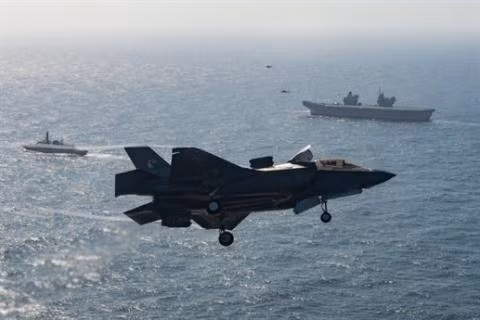 Australia đã đồng ý mua 72 chiếc máy bay F-35 trong khuôn khổ chương trình thay thế các dòng máy bay cũ F/A-18A/B trị giá 17 tỷ USD. Bộ trưởng Quốc phòng Australia Linda Reynolds cho hay việc hợp tác sản xuất F-35 sẽ tạo ra hơn 5.000 việc làm tại nước này vào năm 2023.