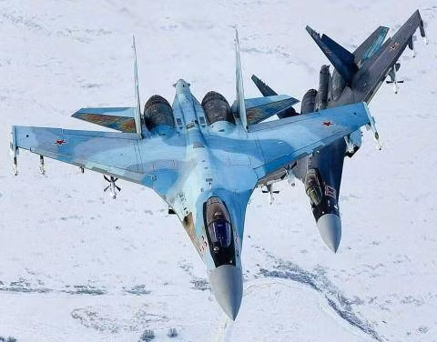Mới đây trang Avia-pro cho biết, Ai Cập đã ký hợp đồng với Nga để mua lô tiêm kích Su-35 lớn nhất từng được xuất khẩu với số lượng lên đến 26 chiếc, đưa quốc gia Bắc Phi này thành nước có phi đội Su-35 nhiều thứ hai trên thế giới, chỉ sau Nga và vượt qua Trung Quốc.