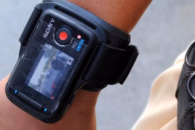 Bộ thiết bị này có độ phân giải cao, khả năng quan sát, quay xa hàng chục mét. Theo những người kinh doanh thiết bị số, loại camera trên mũ CSGT quận 7 đang xử dụng là camera hành trình, có thể quay rõ nét ngay cả khi gắn trên xe nên ngoài lắp đặt trên mũ, việc gắn ở đầu mô tô chạy trên đường phố vẫn có thể ghi được hình ảnh rõ ràng. Ảnh Nguyễn Quang-Trường Nguyên.