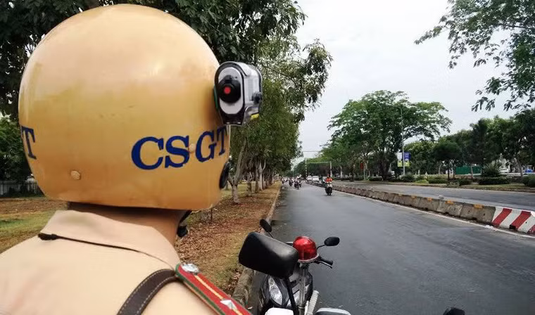 Hình ảnh CSGT tuần tra trên những tuyến đường quận 7 có trang bị camera trên chiếc mũ ngành đã trở nên quen thuộc với người dân.