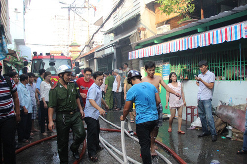 Hien truong vu chay thieu rui nhieu can nha o TP HCM-Hinh-5