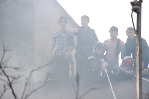 Hien truong vu chay thieu rui nhieu can nha o TP HCM-Hinh-6