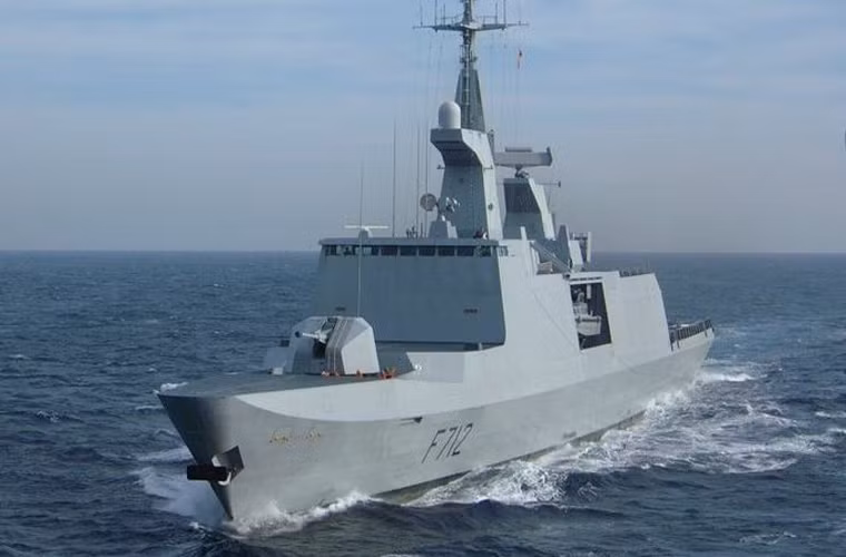 Trong đội tàu chiến Pháp thăm Việt Nam, bên cạnh chiếc Mistral quen thuộc, thì có lẽ đây là lần đầu tiên mà tàu chiến tàng hình Le Courber đến đất nước hình chữ "S". Điều đáng lưu tâm là khi tìm hiểu sâu về con tàu này, hóa ra nó thuộc lớp tàu hộ vệ tàng hình tiên tiến bậc nhất thế giới La Fayette. Nguồn ảnh: Wikipedia