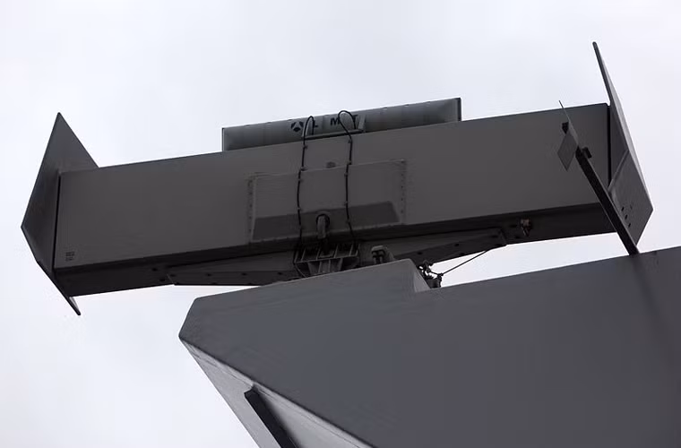 Các tàu chiến Pháp thường rất nổi bật với hệ thống cảm biến tiên tiến. Tất nhiên Le Courbet nói riêng và La Fayette nói chung không ngoại lệ, con tàu được trang bị radar giám sát đa nhiệm DRBV 15C cùng hệ thống điều khiển hỏa lực và nhất là hệ thống tác chiến điện tử đồ xộ. Trong ảnh là anten của DRBV 15C có khả năng phát hiện có khả năng phát hiện mục tiêu đối không - đối hải ở cự ly 170km. Nguồn ảnh: Wikipedia