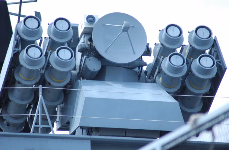 Trong ảnh là module chiến đấu của Crotale CN2 đặt trên các tàu chiến lớp La Fayette. Hai bên tháp pháo lắp 4 tên lửa hải đối không tầm thấp (dưới bệ phóng còn có kho đạn 16 viên có thể tái nạp tự động), ở giữa đặt đài radar thám sát và chỉ thị mục tiêu có tầm hoạt động 20km, ngoài ra còn có hệ thống dẫn đường truyền hình và camera hồng ngoại. Nguồn ảnh: Wikipedia