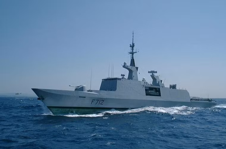 Lớp La Fayette nổi bật với thiết kế tàng hình độc nhất vào thời điểm nó ra đời. Giảm tiết diện phản xạ sóng radar được tạo nên nhờ cấu trúc thượng tầng góc cạnh, mặt phẳng lì và sử dụng nhiều vật liệu hấp thụ sóng radar, vật liệu composite bằng gỗ và sợi thủy tinh cứng như thép nhưng nhẹ và chống cháy. Trông La Fayette còn gọn gàng hơn nhiều so với lớp tàu hộ vệ tàng hình Gepard 3.9 mà Nga đóng cho Việt Nam. Nguồn ảnh: Wikipedia