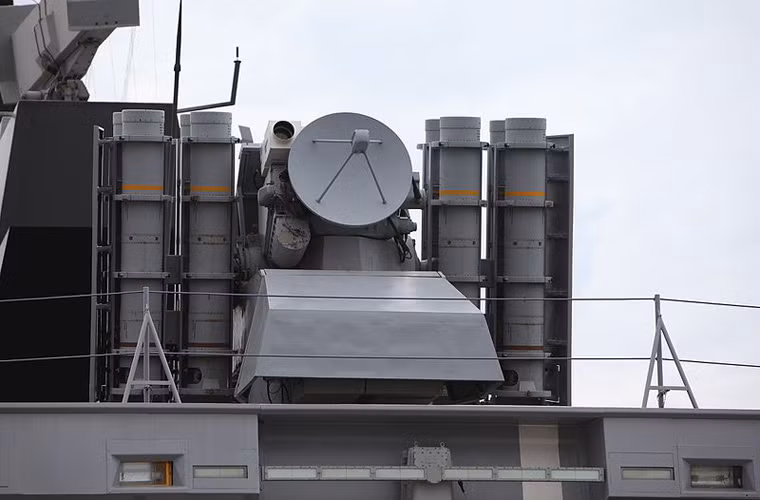 Kinh ngạc hơn, mặc dù có kích cỡ lớn, thế nhưng người Pháp lại không tích hợp cho lớp La Fayette một hệ thống phòng không tầm trung, mà thay vào đó chỉ là hệ thống tên lửa tầm thấp Crotale CN2 - phiên bản của hệ thống phòng không lục quân Crotale. Nguồn ảnh: Wikipedia