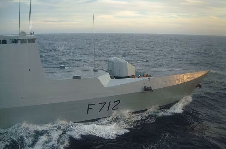 Ngoài hệ thống tên lửa, tất nhiên tàu chiến Le Courbet đang ở thăm Việt Nam còn có hệ thống pháo gồm một bệ pháo hạm đa năng 100mm có thể tiêu diệt mục tiêu mặt nước ở cự lỵ 12.000m, mục tiêu trên không cách 6.000m, tốc độ bắn 78 phát/phút. Nguồn ảnh: Wikipedia