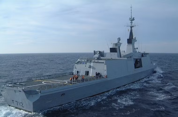 Le Courbet (F712) là chiếc thứ 3 trong 5 tàu hộ vệ lớp Le Fayette được đóng cho Hải quân Cộng hòa Pháp. Con tàu được hạ thủy ngày 12/3/1994, chính thức biên chế vào ngày 1/4/1997. Nó có lượng giãn nước toàn tải lên tới 3.600 tấn, dài 125m, rộng 15,4m. Nguồn ảnh: Wikipedia