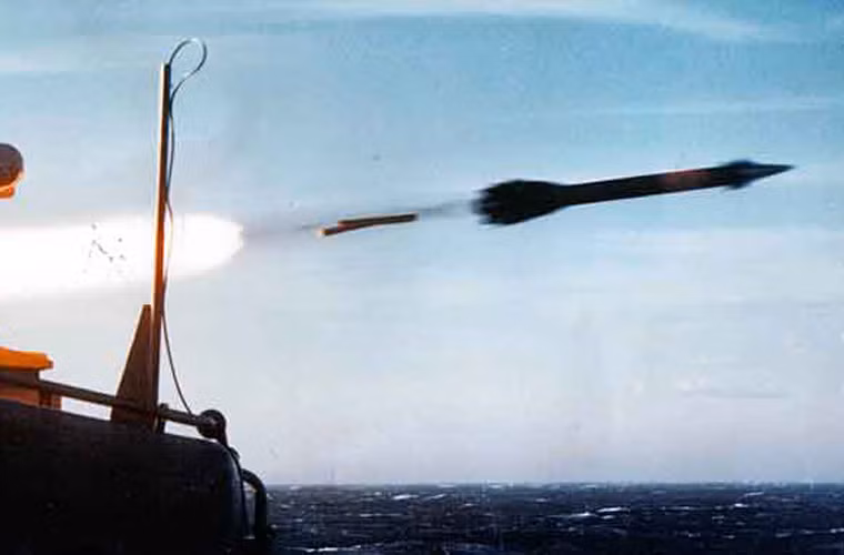 Đạn tên lửa của Crotale CN-2 có thể tấn công tiêu diệt mục tiêu như tên lửa hành trình, máy bay, UAV ở cự ly tối đa 11km, trần bắn tối đa 6km. Tên lửa sử dụng bộ dẫn đường radar bán chủ động. Nhìn chung đây cũng là loại tên lửa đối không hiện đại, thế nhưng vẫn là chưa tương xứng với La Fayette. Dẫu vậy, có lẽ với Hải quân Pháp, cấu hình như vậy là đủ. Nguồn ảnh: Wikipedia