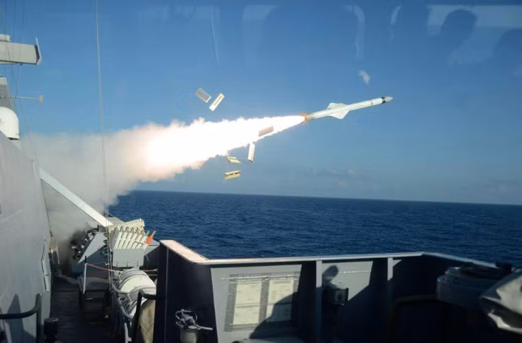 Thế nhưng, đáng ngạc nhiên là dù sở hữu thiết kế tàng hình độc đáo cùng hệ thống cảm biến tiên tiến thì Le Courbet lại khá yếu về hỏa lực. So với Gepard 3.9, Le Courbet chỉ được trang bị tên lửa hành trình MM40 Exocet Block 2 có tầm bắn giới hạn 70km. Nguồn ảnh: Wikipedia