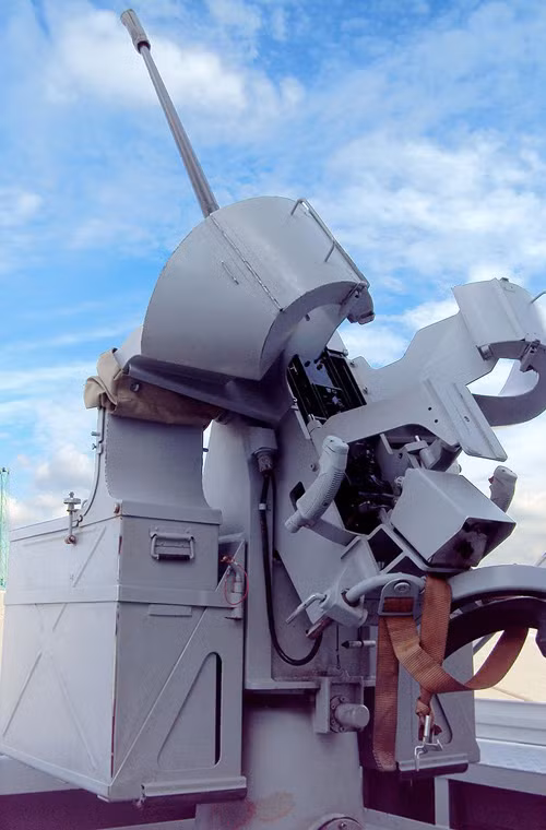 Và hai bệ pháo tự động 20mm modele F2 để phòng không hoặc tấn công mục tiêu cự ly gần. Với tốc độ bắn chỉ 720 phát/phút, nó được cho là quá yếu để có thể khắc chế tên lửa hành trình chống hạm. Nguồn ảnh: Wikipedia